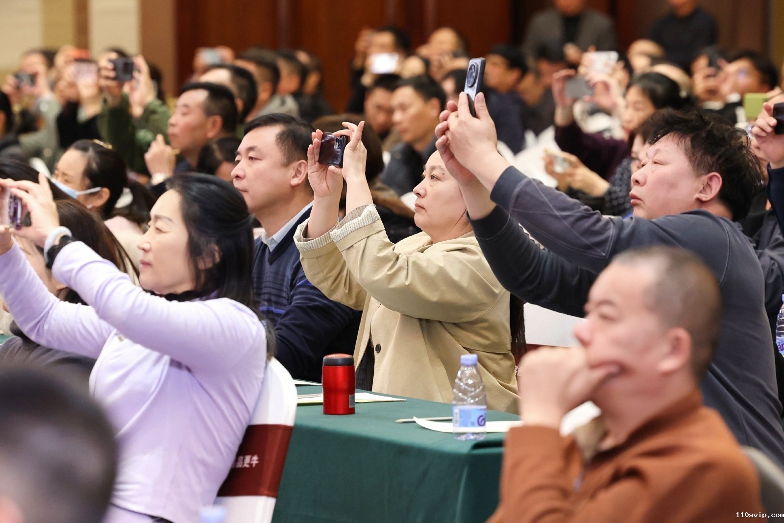 1764314226735008806.jpg 现场嘉宾.jpg